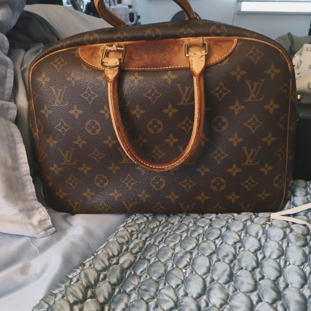 A louis vuitton purse